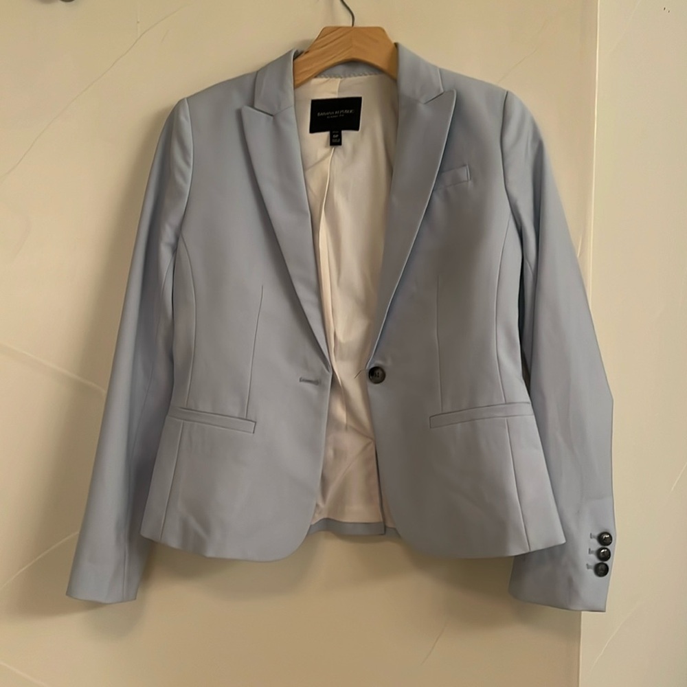 Banana Republic zero petite light blue blazer. Used. Very Good condition.